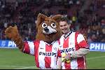 Eindhoven  23 oktober 1999
PSV-Fc Twente 2-2
Jacco Eltingh met de mascotte van PSV