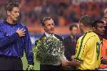Amsterdam 9 oktober 1999 ARENA
Vriendschappelijke interland
NEDERLAND-BRAZILIE, eindstand 2-2
Johan Cruyff krijgt bloemen van ronaldo