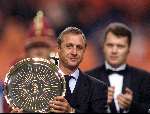 Amsterdam 9 oktober 1999 ARENA
Vriendschappelijke interland
NEDERLAND-BRAZILIE, eindstand 2-2
JOHAN CRUYFF met de schaal van de beste speler van Europa van deze eeuw.