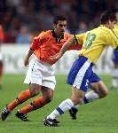 Amsterdam 9 oktober 1999 ARENA
Vriendschappelijke interland
NEDERLAND-BRAZILIE, eindstand 2-2
JUNINHO   in duel met GIOVANNI V BRONCKHORST