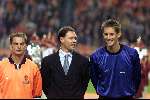 Amsterdam 9 oktober 1999 ARENA
Vriendschappelijke interland
NEDERLAND-BRAZILIE, eindstand 2-2
Marco v Basten tussen Ronald de Boer en Edwin v d Sar