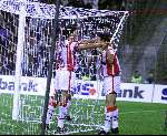 Eindhoven 2 oktober 1999
PSV-Sparta, eindstand 2-0
Kompetitie sezioen 1999/2000
Ruud v Nistelrooy feliciteert Mark v Bommel met zijn doelpunt in de 18e seconde van de wedstrijd