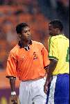 Amsterdam 9 oktober 1999 ARENA
Vriendschappelijke interland
NEDERLAND-BRAZILIE, eindstand 2-2
Roque Junior in gesprek met Patrick Kluivert
