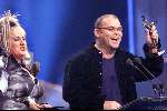 Aalsmeer 8 oktober 1999
Televizierring 1999
Paul de Leeuw met zijn prijs links Karin Bloemen