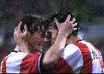Eindhoven 2 oktober 1999
PSV-Sparta, eindstand 2-0
Kompetitie sezioen 1999/2000
Ruud v Nistelrooy wordt gefeliciteerd door Rob Wielaert
