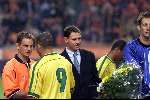 Amsterdam 9 oktober 1999 ARENA
Vriendschappelijke interland
NEDERLAND-BRAZILIE, eindstand 2-2
Ronald de Boer krijgt een hand van Ronaldo
Marco v Basten