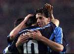 Eindhoven 26 oktober 1999
Wedstrijd in de championsleague tussen PSV-Bayern Munchen, eindstand 2-1
RUUD V NISTELROOY wordt gefeliciteerd door LUC NILIS