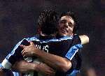 Eindhoven 26 oktober 1999
Wedstrijd in de championsleague tussen PSV-Bayern Munchen, eindstand 2-1
RUUD V NISTELROOY wordt gefeliciteerd door LUC NILIS