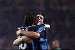 Eindhoven 26 oktober 1999
Wedstrijd in de championsleague tussen PSV-Bayern Munchen, eindstand 2-1
RUUD V NISTELROOY wordt gefeliciteerd door LUC NILIS