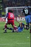 Eindhoven 26 oktober 1999
Wedstrijd in de championsleague tussen PSV-Bayern Munchen, eindstand 2-1
RUUD V NISTELROOY in duel met JENS JEREMIES die later met een rode kaart van het veld wer gestuurd.