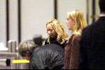 Amsterdam 23-10-1999
Sylvana Borsato en haar dochtertje Romy bij hun vertrek op Schiphol.