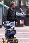Amsterdam 9 oktober 1999
Ursul de Geer met zijn baby wandelend