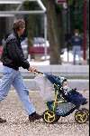 Amsterdam 9 oktober 1999
Ursul de Geer met zijn baby wandelend en zittend