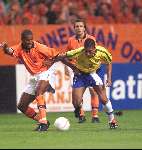 Amsterdam 9 oktober 1999 ARENA
Vriendschappelijke interland
NEDERLAND-BRAZILIE, eindstand 2-2
WINSTON BOGARDE in duel met ELBER