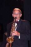 Den Haag 1 oktober 2000
Pia Beck 60 jaar in het vak .
Hans Dijkstal met saxofoon