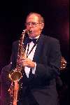 Den Haag 1 oktober 2000
Pia Beck 60 jaar in het vak .
Hans Dijkstal met saxofoon