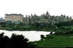 Kuala Lumpur 21 november 1999
Mines Resort golf
WK Golf voor landenteams USA eerste Spanje tweede
Op achtergrond Golden Horses Hotel  Golfen