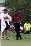 Kuala Lumpur 21 november 1999
Mines Resort golf
WK Golf voor landenteams USA eerste Spanje tweede
TIGER WOODS met caddy   Golfen