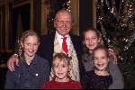 Amsterdam 17 december 1999
Premiere kerstcircus in Carre.
Toon Hermans met zijn kleinkinderen bij het circus.