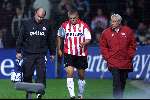 Eindhoven 14 oktober 2000
PSV-NEC 0-0
Wilfred Bouma geblesseerd. links Mart v d Heuvel rechts Tjarda Weber