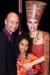 SCHEVENINGEN 21 OKTOBER 2001
PREMIERE van AIDA in het circustheater.
Antje Monteiro met man en dochter