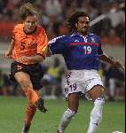 Amsterdam 21 Juni 2000
Europees Kampioenschap Voetbal 2000
Nederland-Frankrijk
Boudewijn Zenden in duel met Christian Karembeu