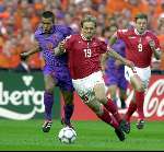 Rotterdam, 16 juni 2000   Euro 2000
Europees Kampioenschap voetbal 2000
Nederland-Denemarken
Morten Bisgaard in duel met Giovanni v Bronckhorst