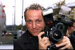 Amsterdam 1 oktober 2001
Premiere Discovery of Heaven in Pathe Arena.  
Gordon als fotograaf met fototoestel