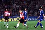 Eindhoven 20 oktober 2001
PSV-de Graafschap
Johann Vogel in duel met Peter v Vossen