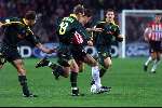 Eindhoven, 24 oktober 2001
5e wedstrijd van PSV in de championsleague tussen PSV-FC Nantes, eindstand 0-0
Kezman in duel met Mathieu Berson