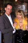 Amsterdam 11 Oktober 2001
Diner voor War Child in restaurant de Ondeugd.
KIM HOLLAND met fan