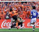 Rotterdam 25 Juni 2000
Edgar Davids probeert doelman Ivica Kralj te passeren
Europees Kampioenschap voetbal 2000 Euro 2000