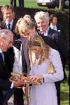 Leeuwarden 10 oktober 2001
Prins Willem Alexander en Maxima bezoeken de provincie Friesland.
 met schaatsen en de voorzitter van de elfstedentocht de hr Kroes