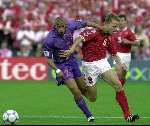 Rotterdam, 16 juni 2000   Euro 2000
Europees Kampioenschap voetbal 2000
Nederland-Denemarken
Michael Reiziger contra Jesper Gronkjaer
Duwen overtreding