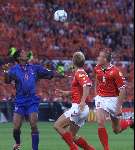 Rotterdam, 16 juni 2000   Euro 2000
Europees Kampioenschap voetbal 2000
Nederland-Denemarken
Patrick kluivert Michael Schjonberg (2)
