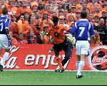 Rotterdam, 25 juni 2000   Euro 2000
Europees Kampioenschap voetbal 2000
Nederland-Yougoslavie
Patrick kluivert scoort een doelpunt bij PSV-doelman Ivica Kralj
