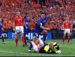 Rotterdam, 16 juni 2000   Euro 2000
Europees Kampioenschap voetbal 2000
Nederland-Denemarken
Marc Overmars contra Peter Schmeichel