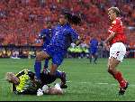 Rotterdam, 16 juni 2000   Euro 2000
Europees Kampioenschap voetbal 2000
Nederland-Denemarken
Edgar Davids contra Peter Schmeichel