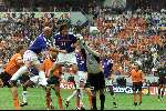 Amsterdam, 21 ju ni 2000   Euro 2000
Nederland-Frankrijk, eindstand
Europees Kampioenschap voetbal 2000
1-0 FRANKRIJK
Sander Westerveld in duel met Christophe Dugarry en Frank Leboeuf