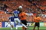 Rotterdam, 25 juni 2000   Euro 2000
Europees Kampioenschap voetbal 2000
Nederland-Yougoslavie, eindstand
Stojkovic in duel met Frank de boer Edgar Davids