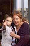 AMSTERDAM 15 Oktober 2001
Viola Holt op terras met haar kleinkind