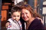 AMSTERDAM 15 Oktober 2001
Viola Holt op terras met haar kleinkind