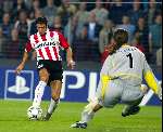 Eindhoven, 25 september 2002
PSV- Asenal FC , tweede wedstrijd in de championsleague
Eindstand 0-4
Kezman probeert doelman David Seaman te verschalken