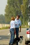Piershil 2 oktober 2002
Winnie de Jong wandelend met hond en vriend