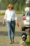 Piershil 2 oktober 2002
Winnie de Jong wandelend met hond en vriend