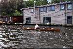 24 juli 2002 Amsterdam
Woonboot met rieten dak aan Amstel in Ouderkerk a/d Amstel
Sloepenroute    roeister