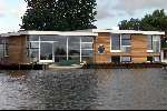 24 juli 2002 Amsterdam
Woonboot met rieten dak aan Amstel in Ouderkerk a/d Amstel
Sloepenroute