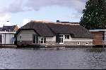 24 juli 2002 Amsterdam
Woonboot met rieten dak aan Amstel in Ouderkerk a/d Amstel
Sloepenroute
