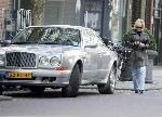 Amsterdam 21 oktober 2003
Connie Breukhoven op Cornelis Schuytstraat
bij haar Bentley