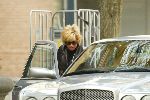 Amsterdam 21 oktober 2003
Connie Breukhoven op Cornelis Schuytstraat
bij haar Bentley